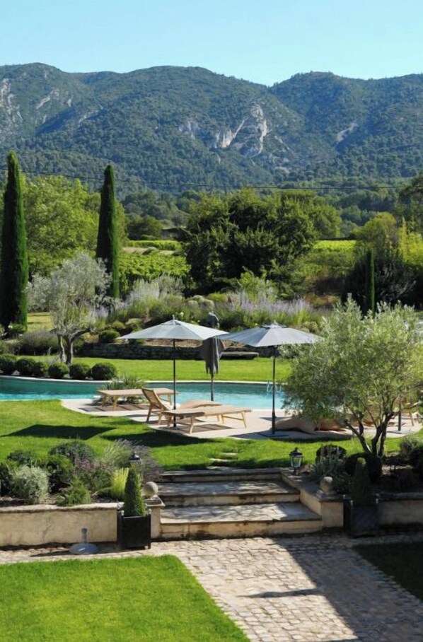 المنطقة المحيطة بالمنشأة