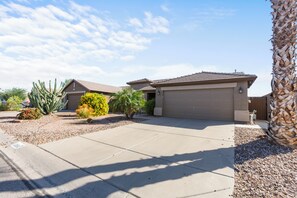 Property grounds - Sunny 2BR home with heated private pool (Queen Creek)
