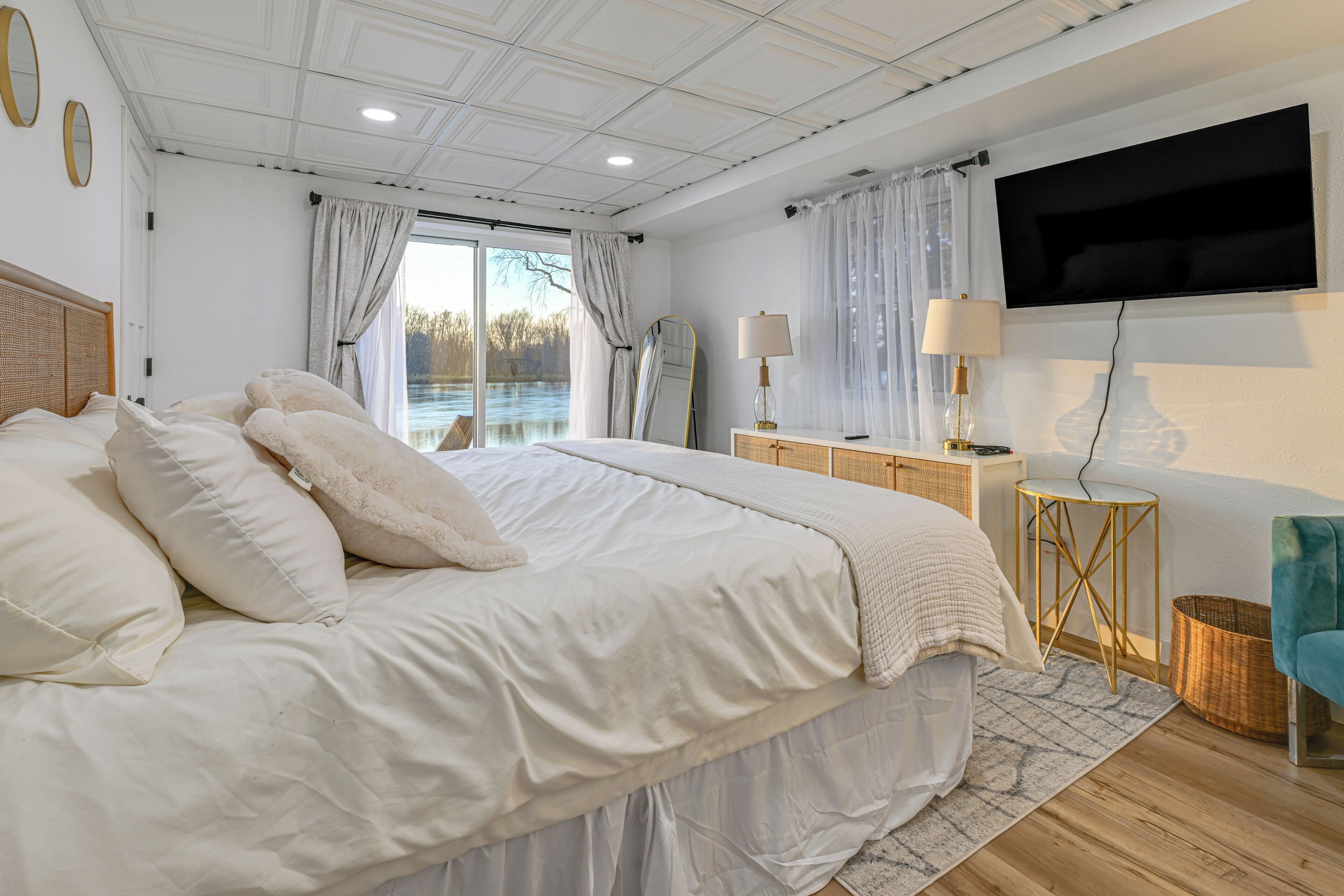 3 chambres, fer et planche à repasser, lit de bébé portatif