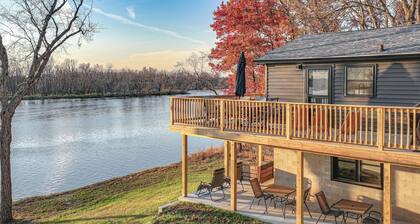 Riverfront Reset! Dells Cabin w/ Kayaks & Deck