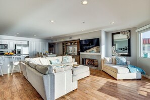 TV, fireplace, stereo - Spectacular Ocean View! Luxe Condo in San Clemente (San Clemente)