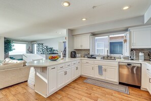 Fridge, microwave, stovetop, dishwasher - Spectacular Ocean View! Luxe Condo in San Clemente (San Clemente)