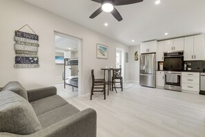 TV, books - Flexible Family Living! Modern Pompano Beach Home (Pompano Beach)