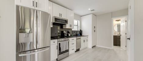 Fridge, microwave, stovetop, dishwasher