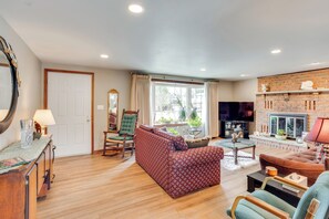 TV, books, stereo - 'Three Pines Family Retreat' Home in Carlisle (Carlisle)