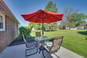 Outdoor dining - 'Three Pines Family Retreat' Home in Carlisle (Carlisle)