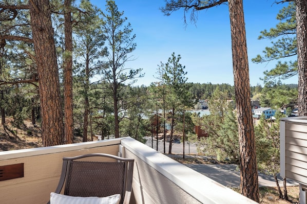 Property grounds - Walk to Midtown Ruidoso! Cozy ‘Eagle’s Nest’ Condo (Ruidoso)