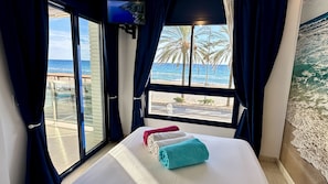 3 bedrooms, iron/ironing board, free WiFi, bed sheets - Calafell in first line of sea with swimming pool (Calafell)