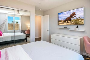4 slaapkamers, een bureau, een strijkplank/strijkijzer, reisbedje