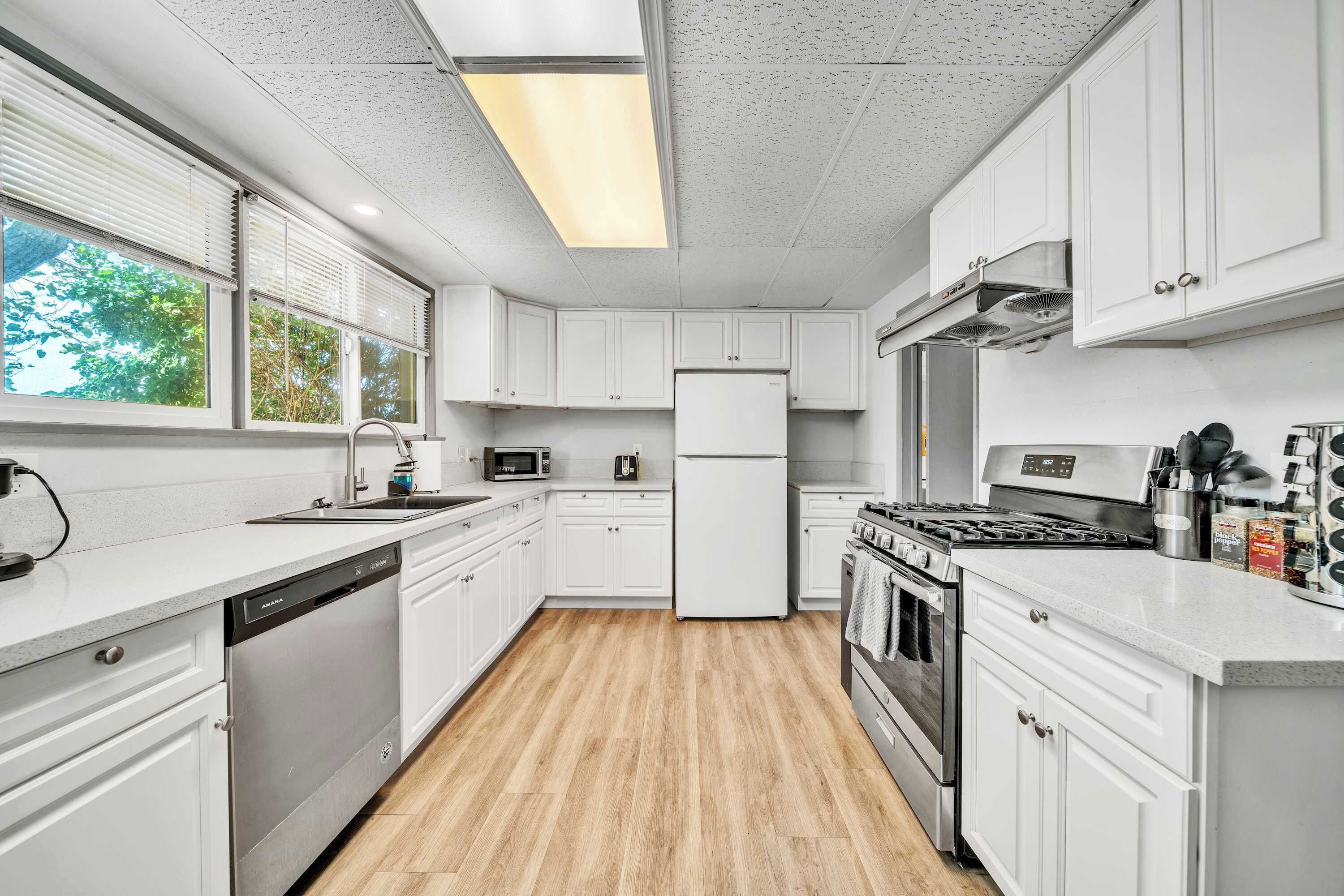 Fridge, microwave, stovetop, dishwasher