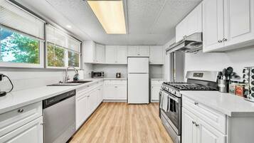 Fridge, microwave, stovetop, dishwasher