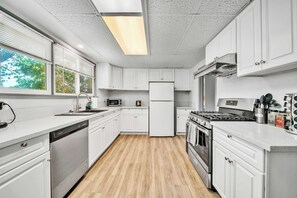 Fridge, microwave, stovetop, dishwasher - @ Marbella Lane - 4BR Near Morongo Casino & Outlet | Ldry+P (Cabazon)