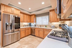 Fridge, microwave, oven, stovetop - Marbella Lane - Charming 4BR Bungalo for Relaxing Retreat (Fullerton)