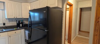 Cozy and clean home near airport/pet friendly/fast internet/quiet area