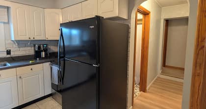 3BR home near PIT airport/desk workspace/pet friendly/fast internet/quiet area.