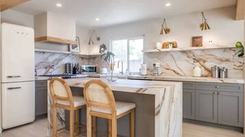 Geladeira, micro-ondas, fogão, cooktop