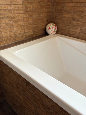 Haartrockner, Handtücher, Seife, Toilettenpapier