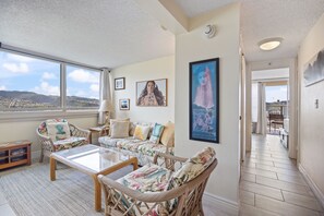 TV, stereo - High-Floor Waikiki Apt w/ Views & Pool (Honolulu)