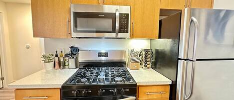 Refrigerador, microondas, horno y parrilla de estufa
