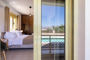 3 bedrooms, in-room safe, iron/ironing board, travel cot - Private Pool* BBQ area * Sea View* Beach at 1.3km (Tavronitis)