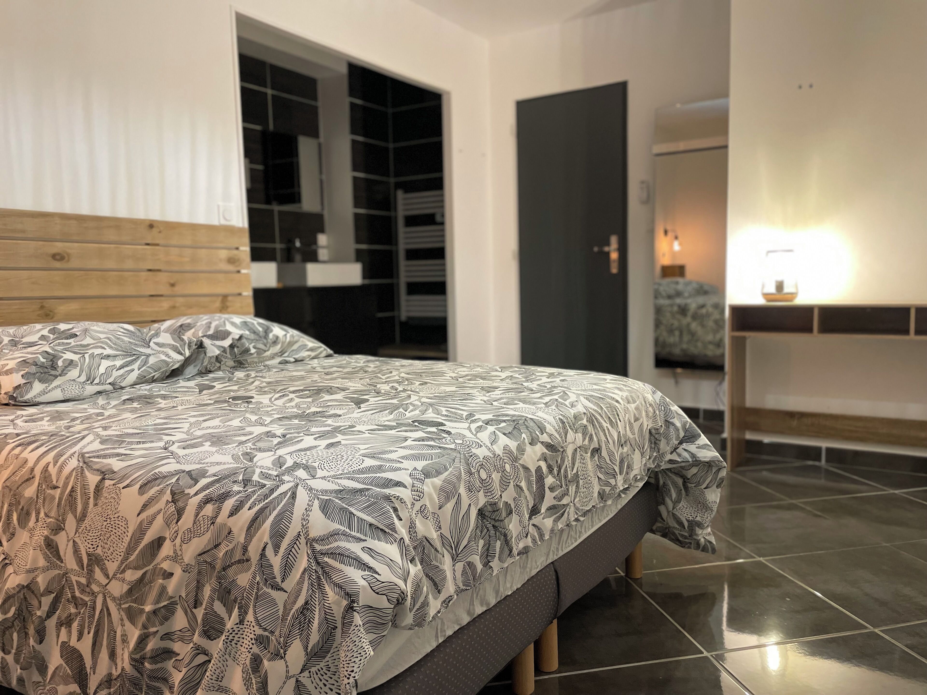 Tabla de planchar con plancha, wifi y ropa de cama 