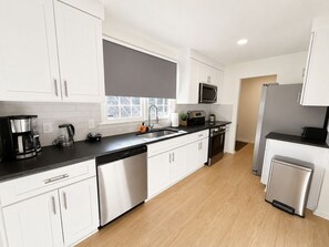 Private kitchen - 2 full master suits with 1 king bed and 2 twins! (Spartanburg)