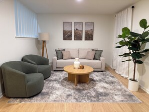 Living area - 2 full master suits with 1 king bed and 2 twins! (Spartanburg)