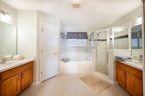 Hair dryer, towels, soap, shampoo - Your Davenport Oasis (Davenport)