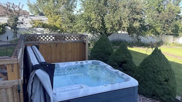 Tina de hidromasaje al aire libre