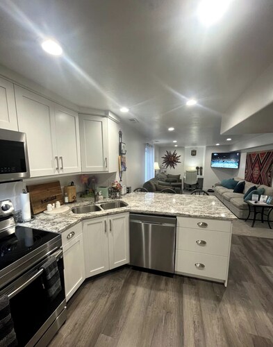 Guest Favorite, 5 Star Cozy 1-bedroom corporate apartment in perfect West Jordan