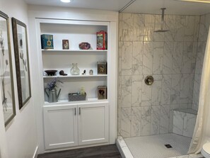 Een haardroger, handdoeken, zeep, toiletpapier