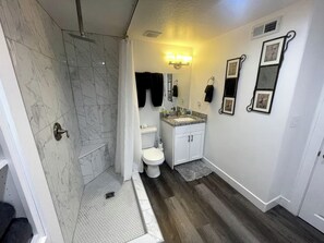 Haartrockner, Handtücher, Seife, Toilettenpapier