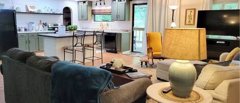 Smart TV, chimenea y libros