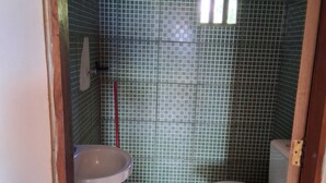 A bathroom with a shower, toilet, and sink. - A house to enjoy and take advantage of beaches, waterfalls, and many adventures in Ilhabela. (Ilhabela)