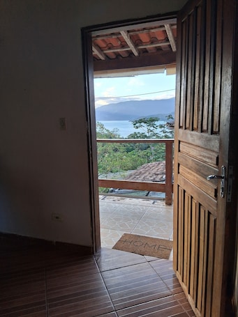 Interior. A house to enjoy and take advantage of beaches, waterfalls, and many adventures in Ilhabela.
