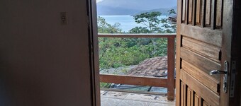 A house to enjoy and take advantage of beaches, waterfalls, and many adventures in Ilhabela.