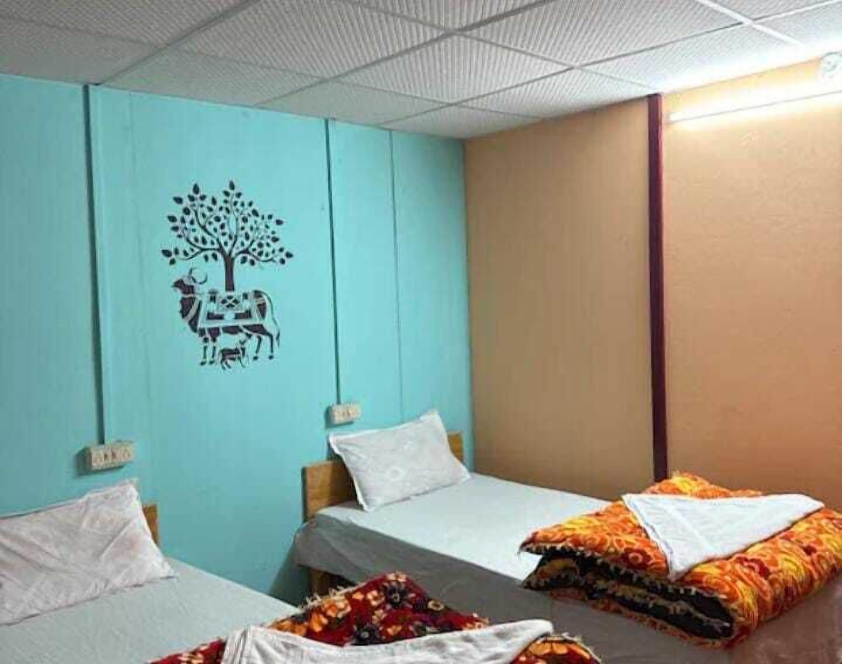 Deluxe Double Room, Garden View | Desk