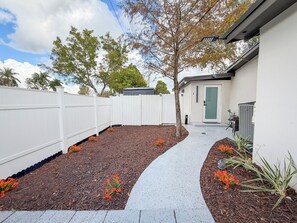 Property grounds - Modern Luxury Studio • Kitchen, Wi-Fi & Private Parking (Pembroke Pines)