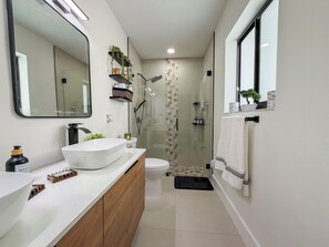Shower, hair dryer, towels, soap - Modern Luxury Studio • Kitchen, Wi-Fi & Private Parking (Pembroke Pines)