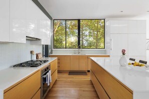 Refrigerador, microondas, horno y lavavajillas 