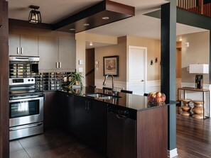 Fridge, microwave, oven, stovetop - Prestige Ski in Ski out Sommet Saint-Sauveur 3BR (Saint-Sauveur)