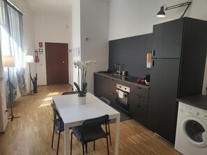 Een koelkast, een oven, een kookplaat, een vaatwasser