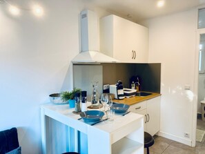 Microondas, horno, placa de cocina