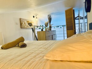 Tabla de planchar con plancha, wifi y ropa de cama 