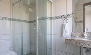 Shower, towels - Apartamento no Centro de Macae Proximo a Praia (Macaé)