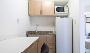 Fridge, microwave, cookware/dishes/utensils, dining tables - Apartamento no Centro de Macae Proximo a Praia (Macaé)