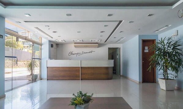 Lobby - Apartamento no Centro de Macae a Metros da Praia (Macaé)