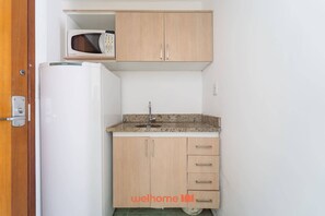 Réfrigérateur, micro-ondes, batterie de cuisine, vaisselle et ustensiles