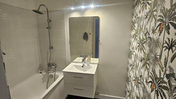 Serviettes fournies, savon, papier toilette