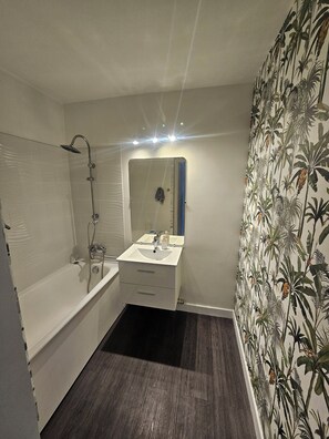 Towels, soap, toilet paper - Magnificent view of Lille (Mons-en-Barœul)